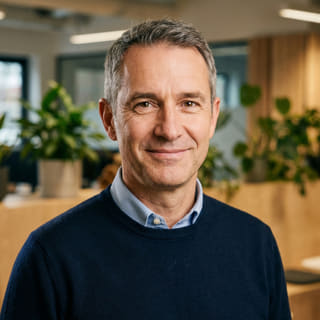 Profilaufnahme von James Mitchell, aufgeführt als Chief Executive Officer bei Teilprägur