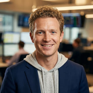 Ryan Brooks, gelistet als leitender Trading-Analyst bei Teilprägur, im Profilbild